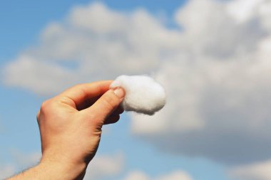 Elinizde bir bulut parçası tutma 