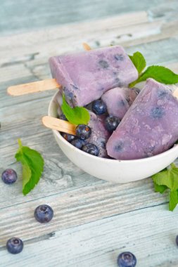 yaban mersini ve sütten yapılmış ev yapımı buzlu şekerler