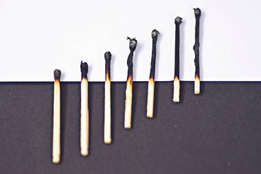 Beyaz ve siyah arka plan önünde yanmış maç yeni Ders - güçlü kontrastlar ile kavram 