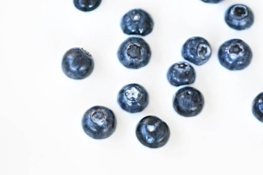 süt içine damla yaban mersini 