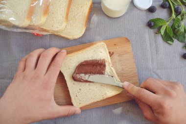 Kahvaltı için bir tost üzerine yaymak Çikolata krem