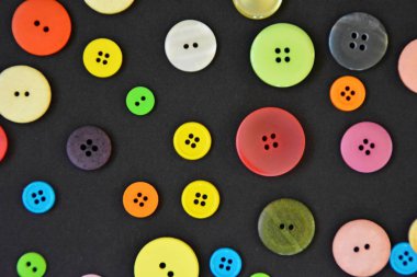 Bir renkli arka plan önünde farklı renk ve tasarımlar düğmeleri büyük bir set 