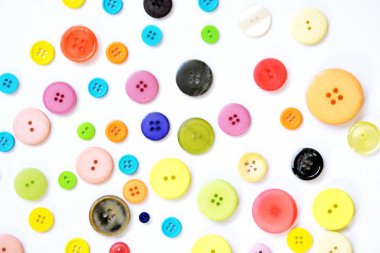 Bir renkli arka plan önünde farklı renk ve tasarımlar düğmeleri büyük bir set 