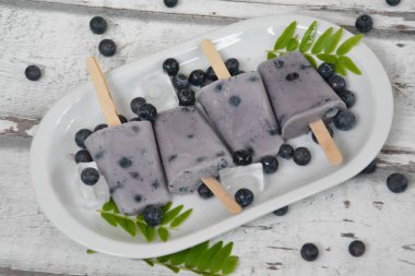 yaban mersini ve sütten yapılmış ev yapımı buzlu şekerler