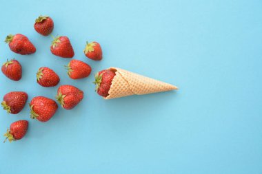 Renkli bir arka plan üzerinde çilek ile dondurma konisi