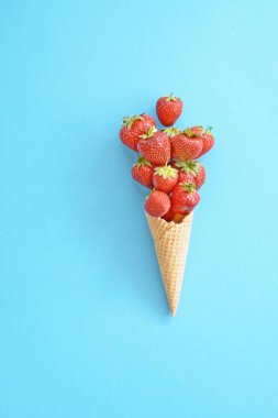 Renkli bir arka plan üzerinde çilek ile dondurma konisi