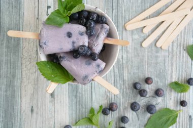 yaban mersini ve sütten yapılmış ev yapımı buzlu şekerler