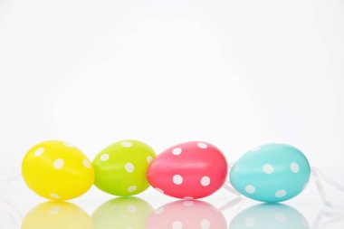 Beyaz arka plan önünde noktalı paskalya yumurtaları 