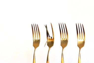 Olağanüstü olmanın yararlı ve anlamlı olmak için eşit olmadığını bir sembol olarak üst üste üç normal ve bir bükülmüş çatal - Çatalile Kavram - Bir diğerlerinden farklı 