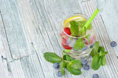 Nane, ahududu, narenciye ve yaban mersini yapılmış taze yaz içeceği 