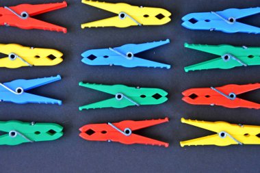 renkli arka planda farklı renkli clothespins 