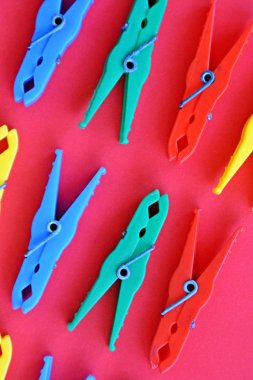 renkli arka planda farklı renkli clothespins 