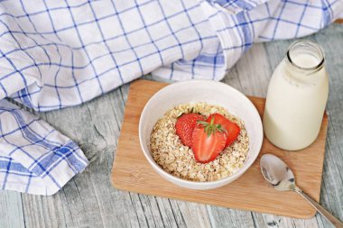 Sabahları sağlıklı bir kahvaltı olarak bir kase çilek ile yulaf ezmesi 