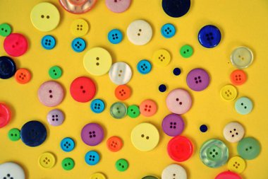 Bir renkli arka plan önünde farklı renk ve tasarımlar düğmeleri büyük bir set 