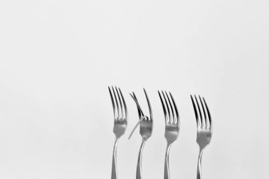 Olağanüstü olmanın yararlı ve anlamlı olmak için eşit olmadığını bir sembol olarak üst üste üç normal ve bir bükülmüş çatal - Çatalile Kavram - Bir diğerlerinden farklı 