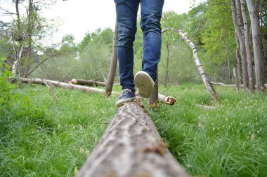 kot bacaklar yakın, doğada yürüyüş 