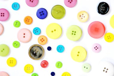 Bir renkli arka plan önünde farklı renk ve tasarımlar düğmeleri büyük bir set 