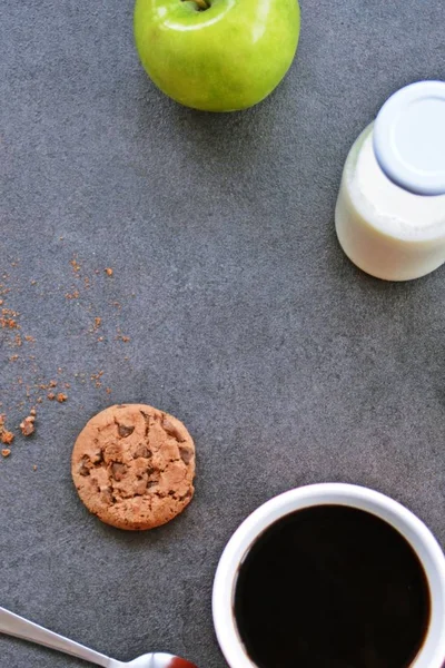 Café Uma Xícara Laranja Uma Mesa Com Maçãs Leite Açúcar — Fotografia de Stock