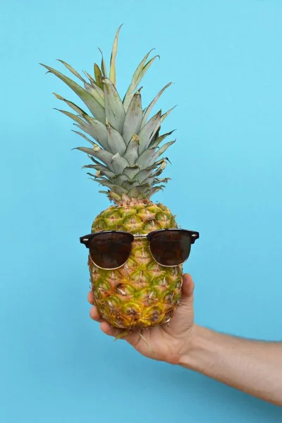 Hålla Ananas Med Solglasögon Handen — Stockfoto