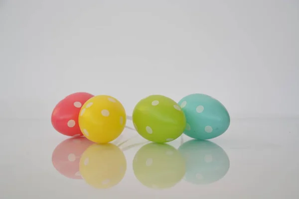 Huevos Pascua Punteados Frente Fondo Blanco — Foto de Stock