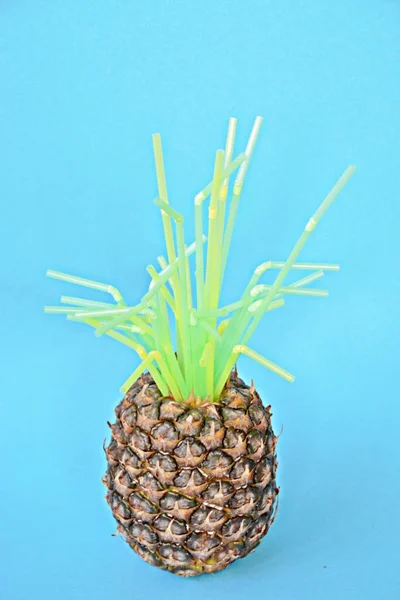 Das Grün Der Ananas Wird Durch Plastikhalme Ersetzt Ein Konzept — Stockfoto