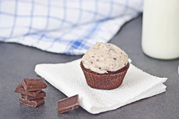 Pão Chocolate Caseiro Com Toppic Uma Superfície Cozinha — Fotografia de Stock