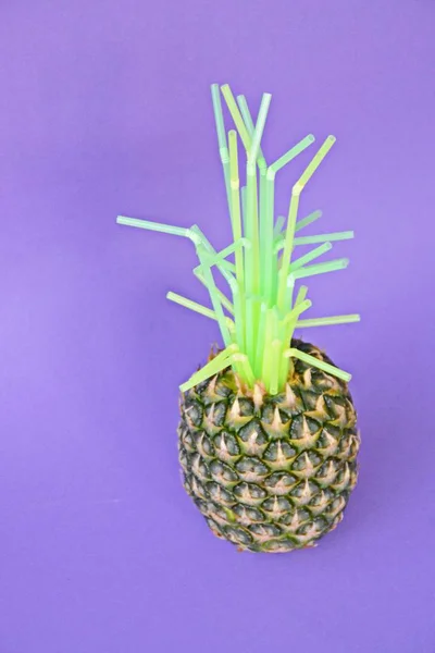 Das Grün Der Ananas Wird Durch Plastikhalme Ersetzt Ein Konzept — Stockfoto