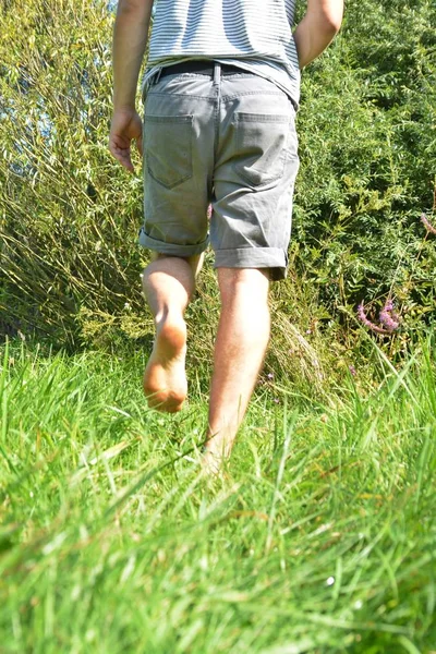 Närbild Fötterna Går Över Sten Stig Skogen Och Slappnar Naturen — Stockfoto