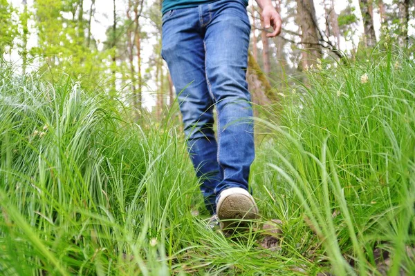 Gros Plan Des Jambes Jeans Marchant Dans Nature — Photo