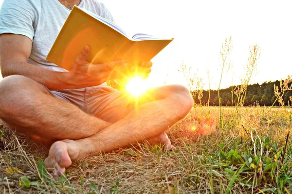 Close Man Het Lezen Van Een Boek Het Platteland Zonder — Stockfoto