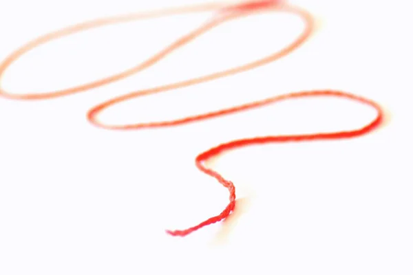 白い背景の前に赤い糸を持つ絵として抽象的に描かれたドイツ語のフレーズ 物語の糸 物語の内側の一貫性を表します — ストック写真