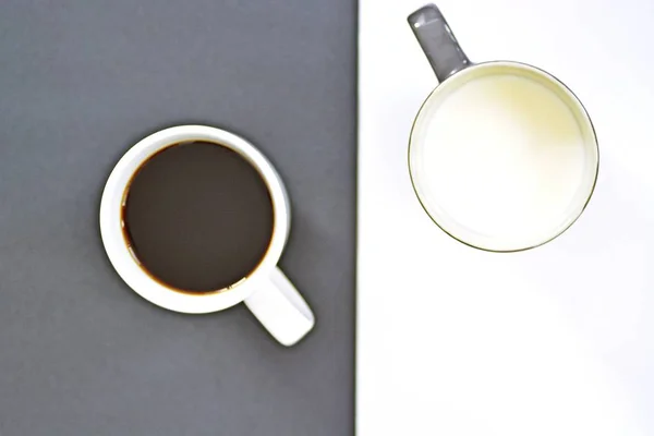 Dos Tazas Delante Fondo Medio Negro Medio Blanco Una Taza — Foto de Stock