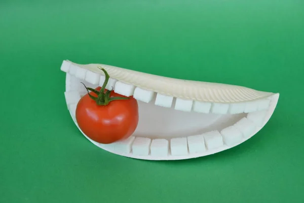 Bir Domates Yeme Şeker Küpleri Yapılmış Dişleri Ile Ağız — Stok fotoğraf