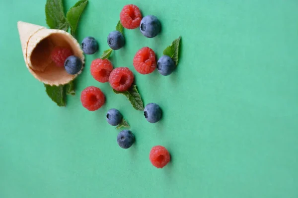 Cône Crème Glacée Aux Myrtilles Framboises Menthe Sur Fond Coloré — Photo