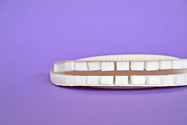 Tanden Uit Suiker Blokjes Een Achtergrond — Stockfoto
