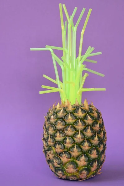 Das Grün Der Ananas Wird Durch Plastikhalme Ersetzt Ein Konzept — Stockfoto
