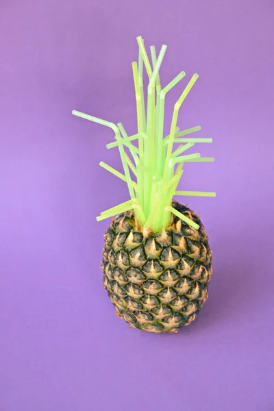 Het Groen Van Ananas Wordt Vervangen Door Plastic Rietjes Een — Stockfoto