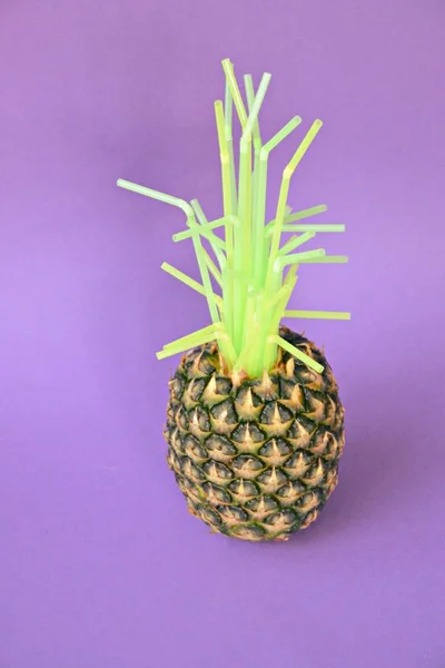 Den Gröna Ananas Ersätts Plast Halmstrån Ett Koncept Som Visar — Stockfoto