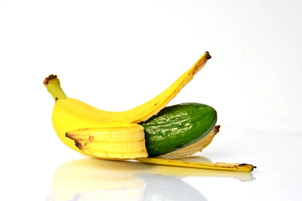 Pepino Casca Uma Banana — Fotografia de Stock