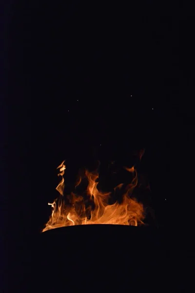 Flammen Aus Einer Feuertonne Der Nacht — Stockfoto