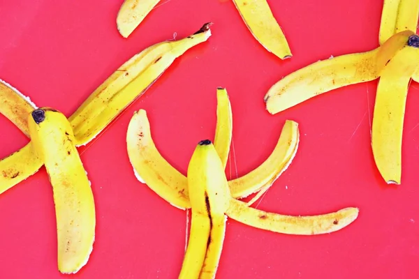 Cascas Banana Frente Fundo Colorido — Fotografia de Stock