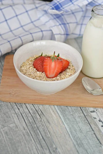 Sabahları sağlıklı bir kahvaltı olarak bir kase çilek ile yulaf ezmesi 