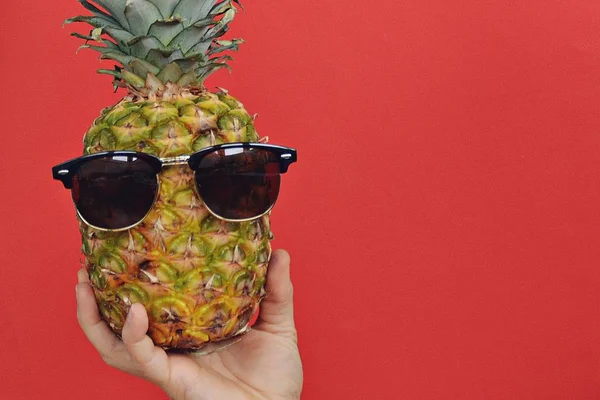 Elinde Güneş Gözlüğü Ile Bir Ananas Tutarak — Stok fotoğraf