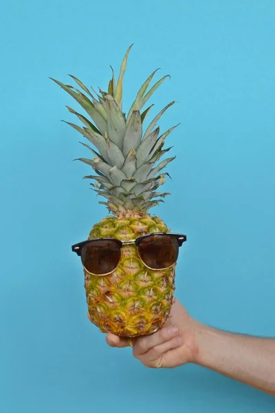 Hålla Ananas Med Solglasögon Handen — Stockfoto