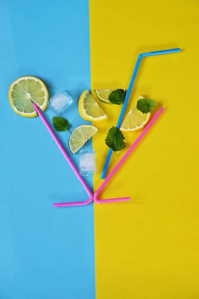 Concetto Bevanda Estiva Cannucce Compongono Bicchiere Nei Limoni Lime Menta — Foto Stock
