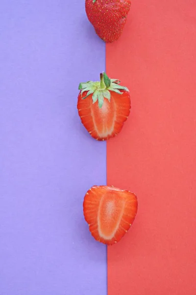 Morango Close Dois Fundos Coloridos Frutas Verão — Fotografia de Stock