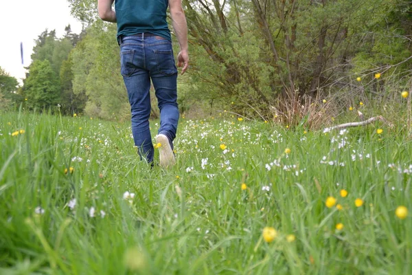 Close Pernas Jeans Andando Natureza — Fotografia de Stock