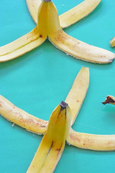 앞에서 바나나 껍질을 벗기는 — 스톡 사진