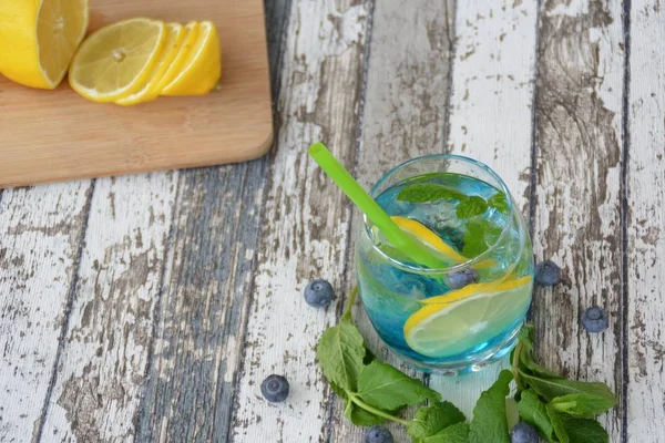Bebida Verão Com Casa Moeda Cítricos Mirtilo Uma Mesa Madeira — Fotografia de Stock