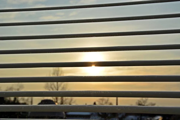 太陽の光が点滅する半閉じたジャロウジー — ストック写真